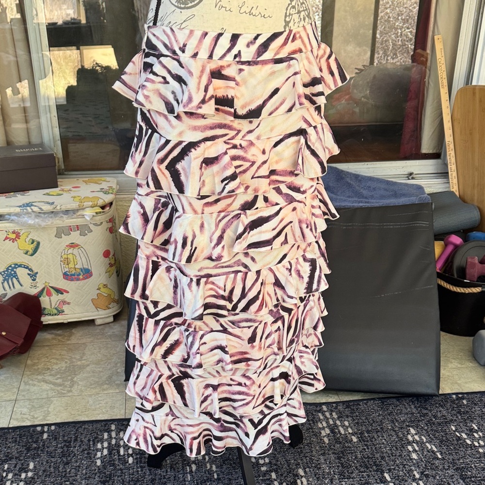 Kendall & Kylie Ruffle Maxi Skirt. Size M. New.